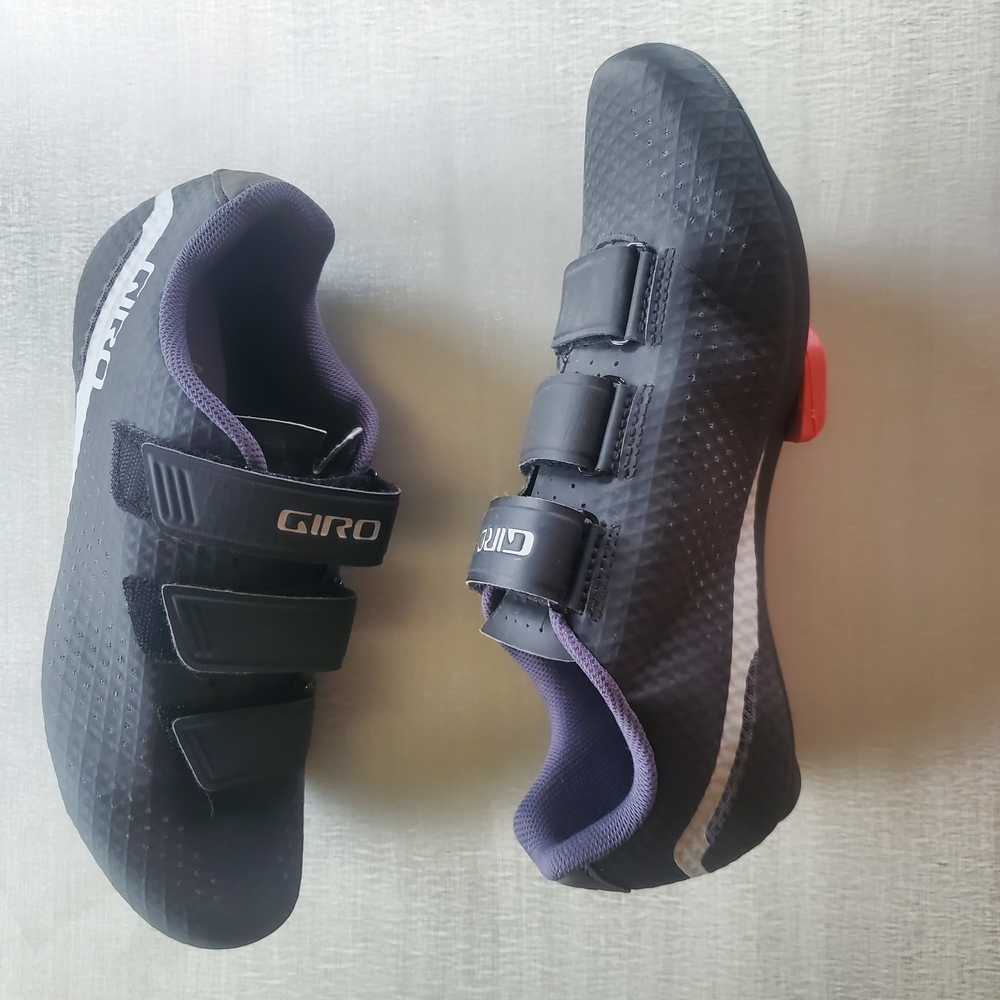 Giro Black Athletic Cycling Shoes with Velcro Straps - Picture 4 of 5